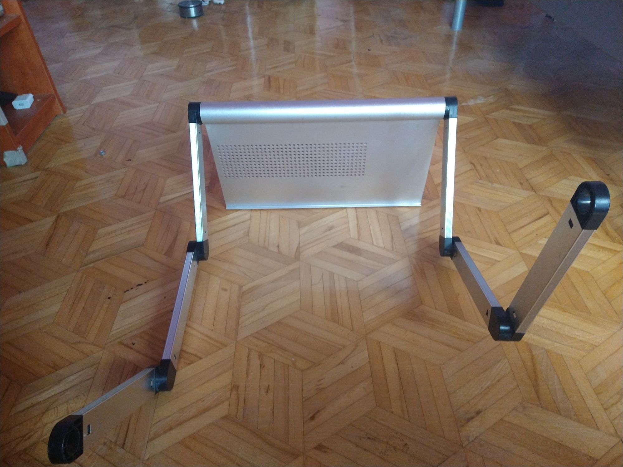 Regulowany stolik nocny na laptopa