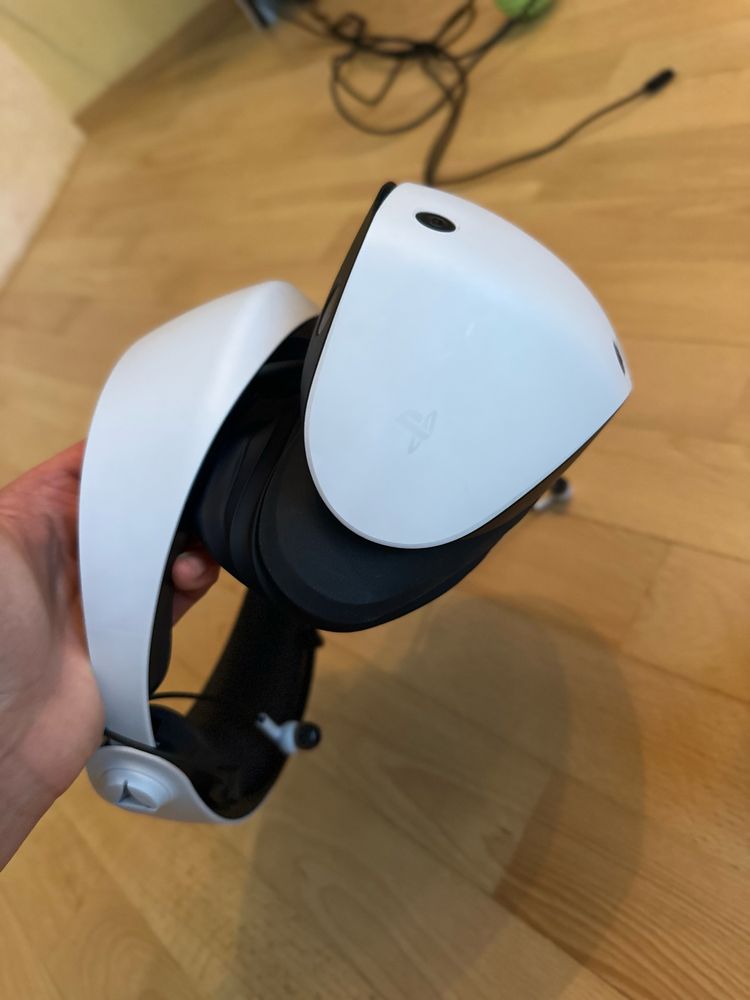 Продаю VR-гарнітуру PlayStation VR2 + контролери Sense