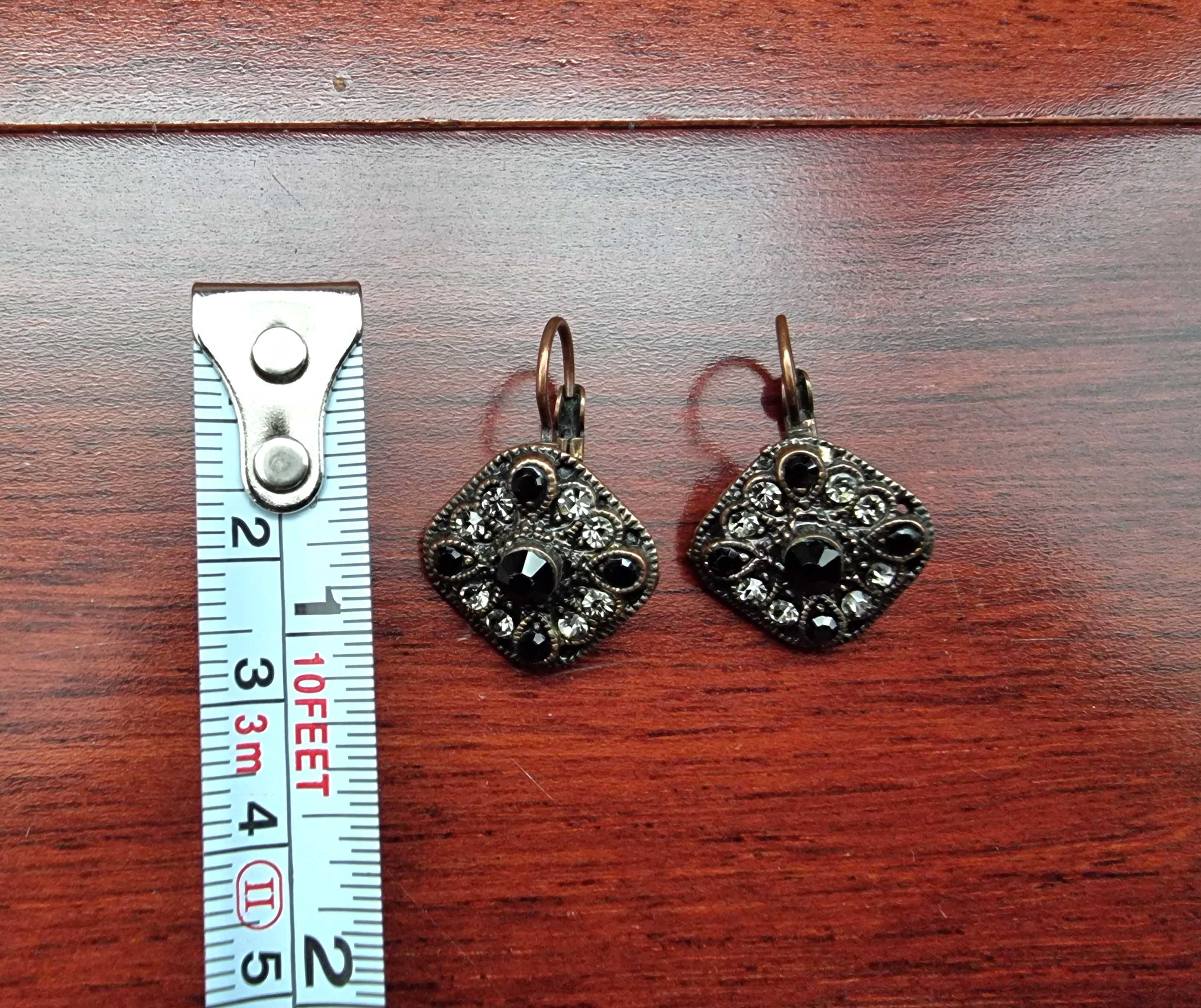 Brincos escuros com pedras pretas