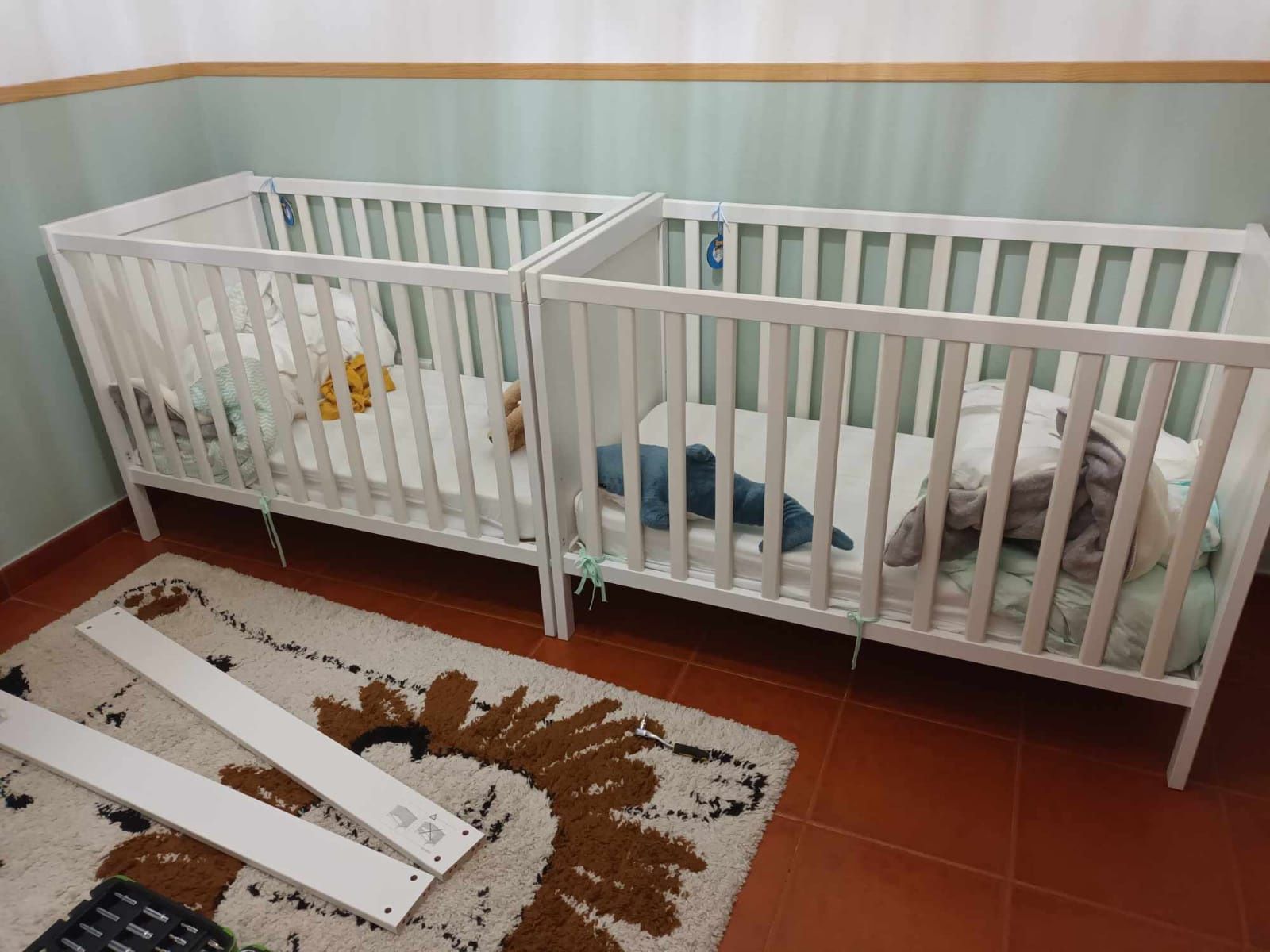 Berço + Colchão + Barra protetora + Roupas de Cama