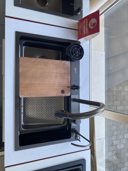 Кухонна мийка. Нержавіюча сталь.