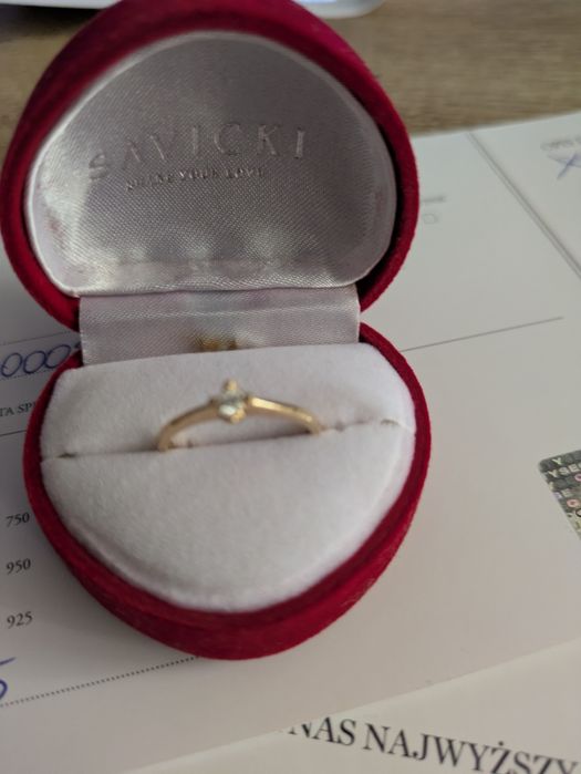 Pierścionek zaręczynowy SAVICKI: złoty 585, diament + care