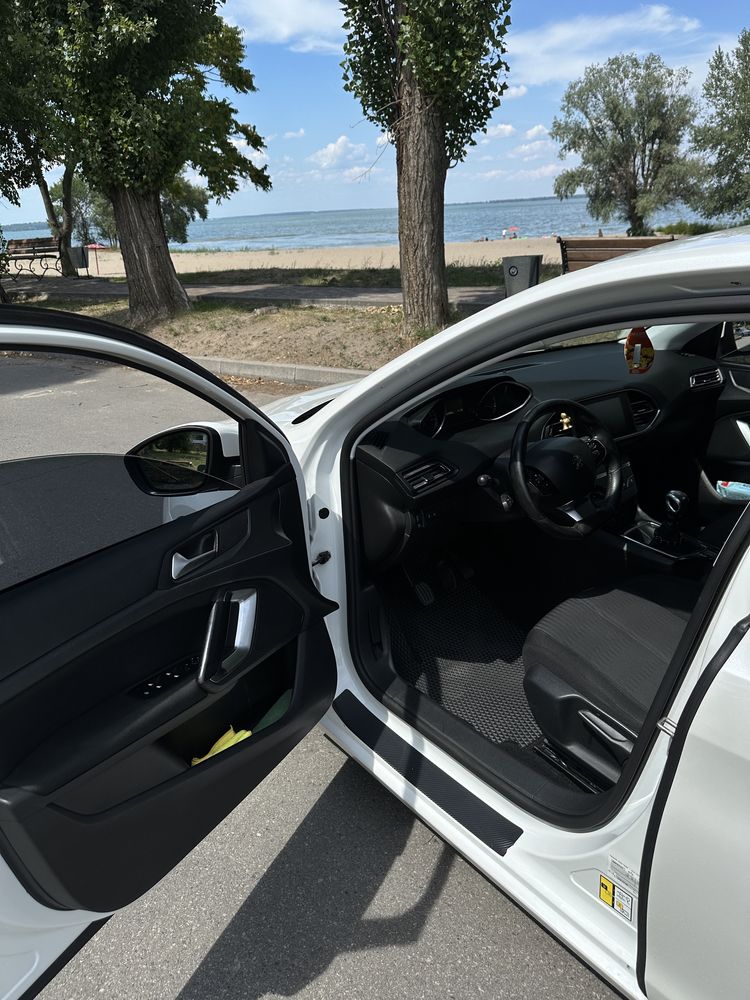 Продам PEUGEOT 308 2015