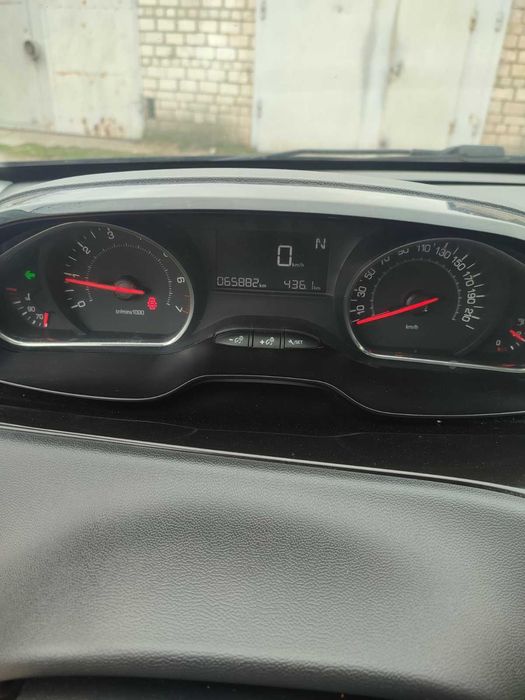 продам ПЕЖО 208 2014 р на автоматі  з малим пробігом