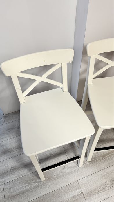 Zestaw 4 szt. krzeseł drewnianych białych wysokich z pokrowcami