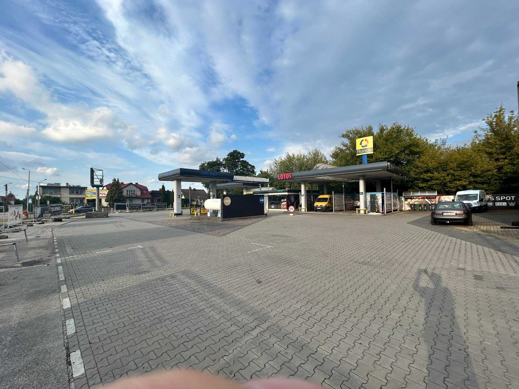Plac handlowo/usługowy przy Biedronce, Stacji Paliw skrzyżowDK42/DW728