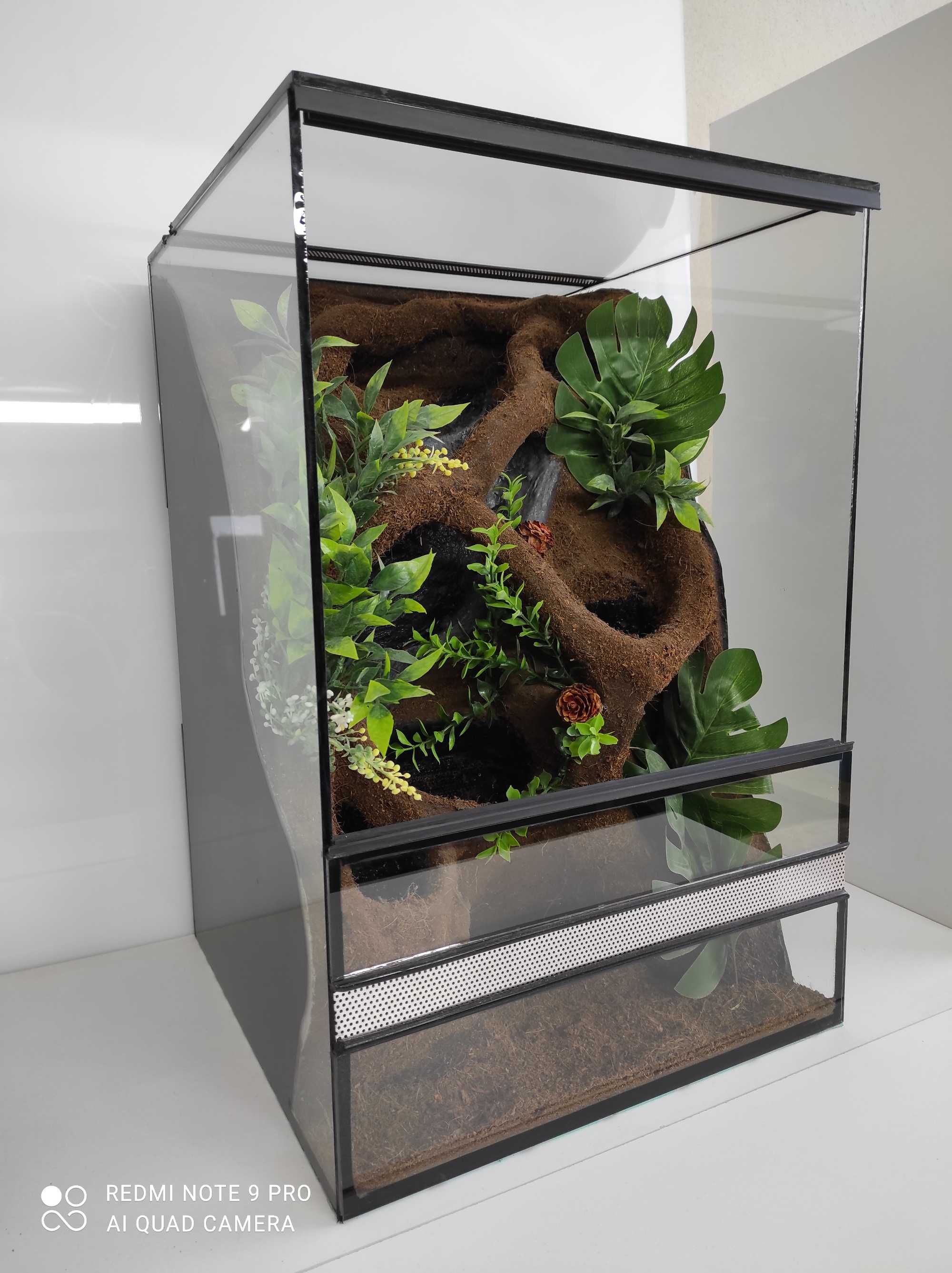 Terrarium z wodospadem TW14W dla gekona, felsumy, drzewołaza AquaWaves