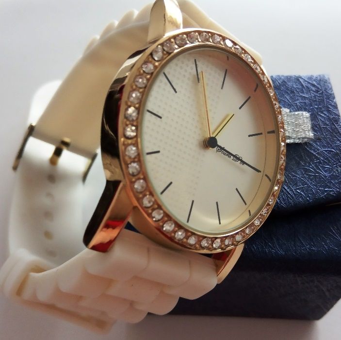 Zegarek z białym gumowym paskiem
