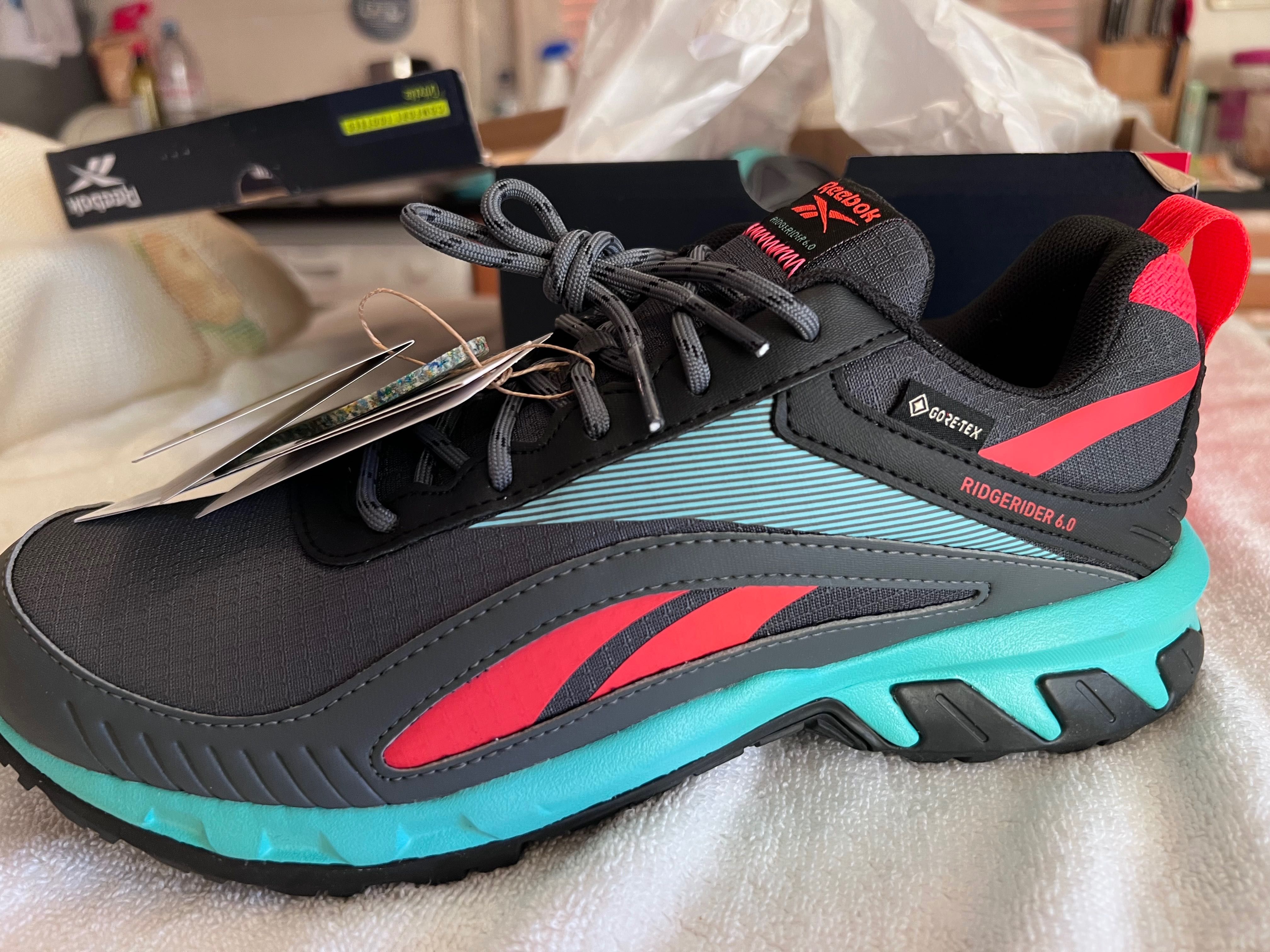 Sapatilhas de trek originais da marca Reebok novas na caixa Nº41