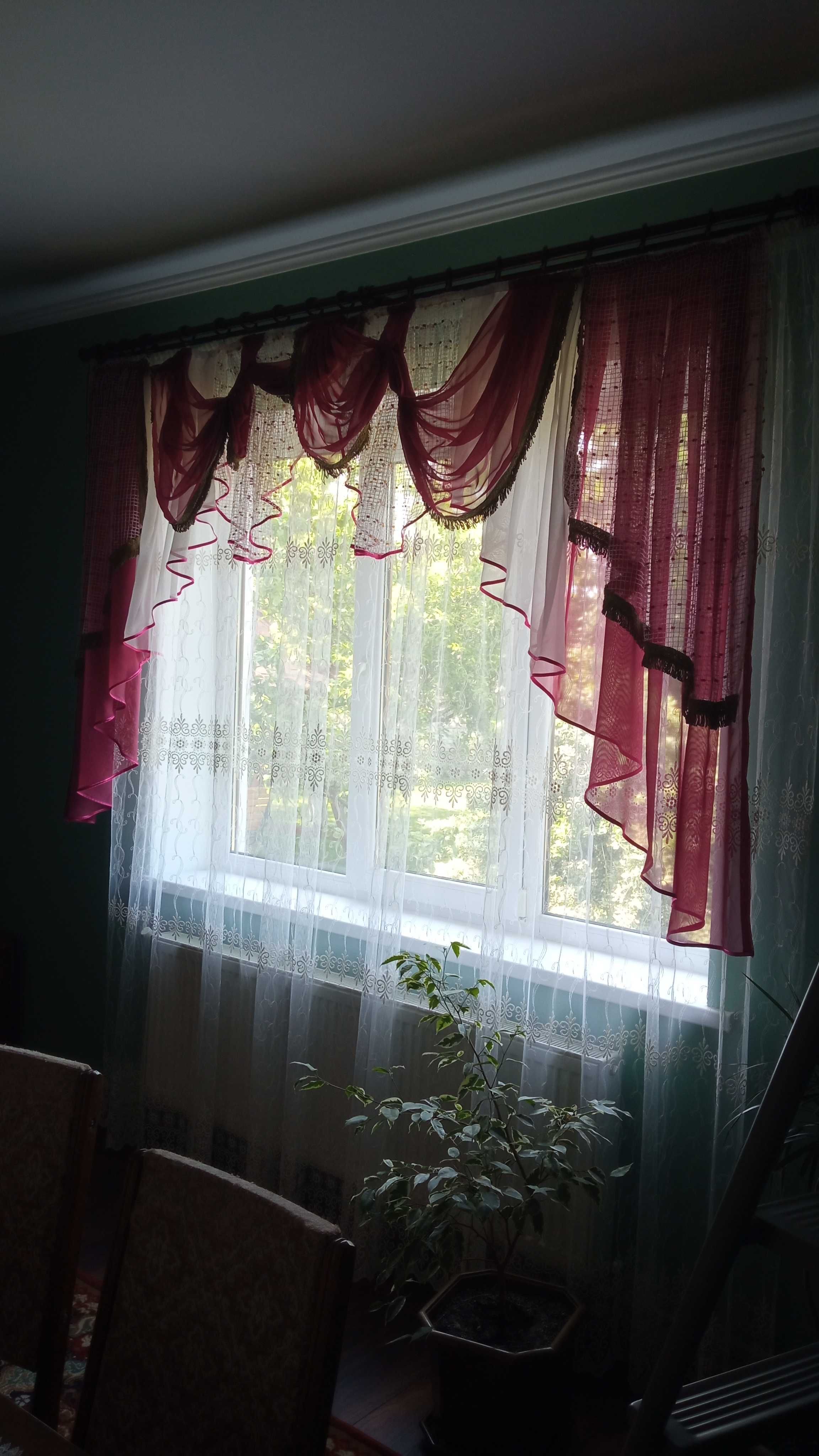 Штори бордового кольору.