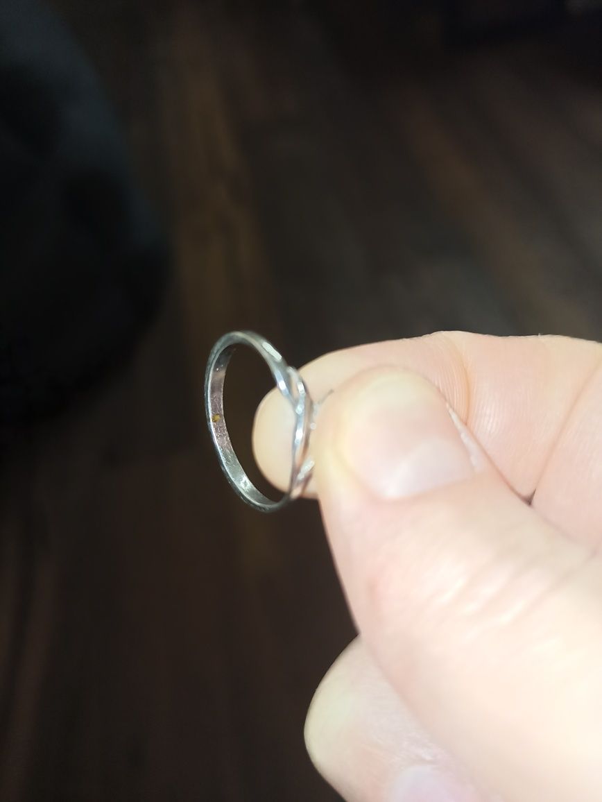 Srebrny pierścionek z cyrkonią listki