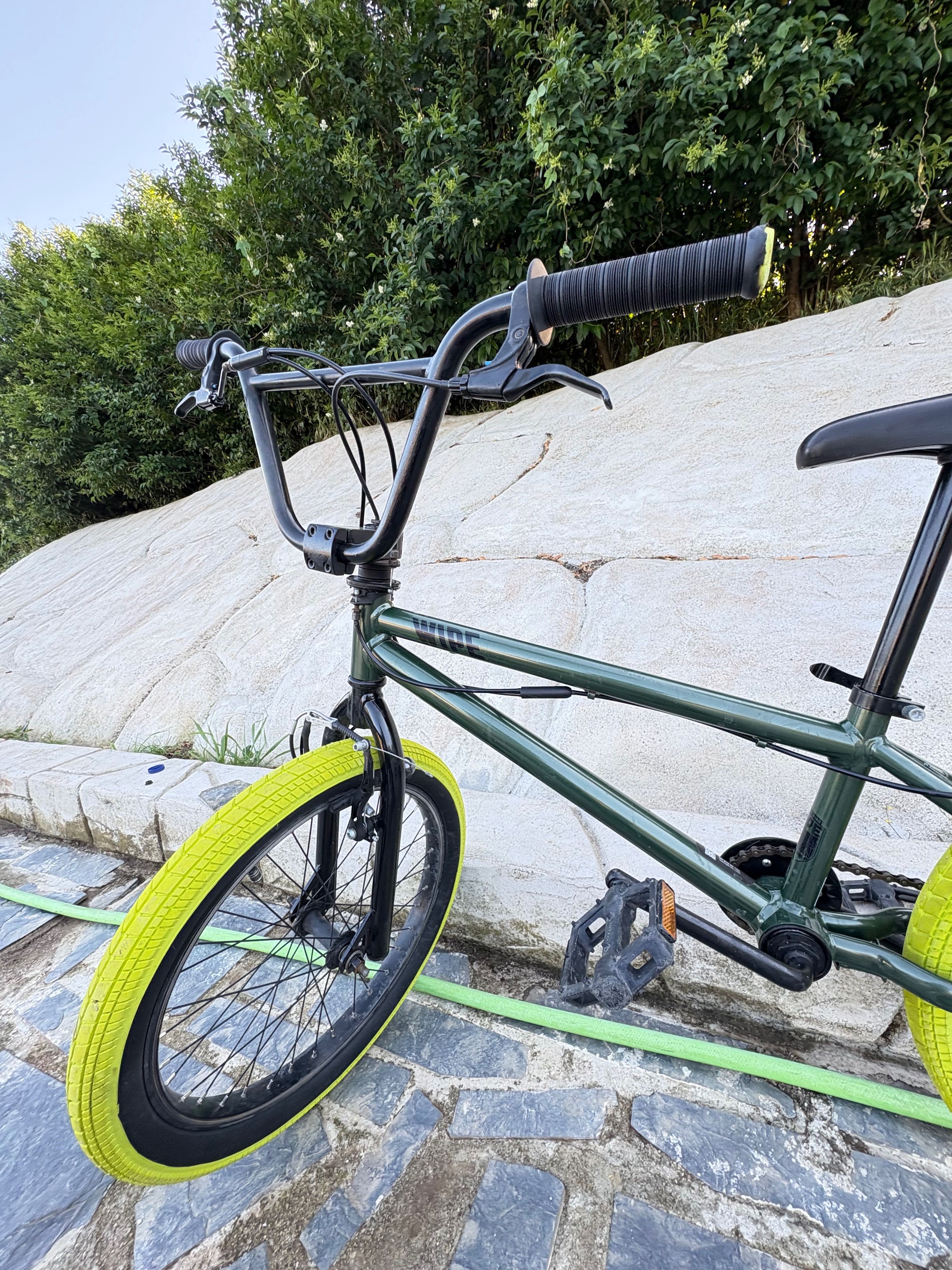 BMX verde escuro com pneus verdes claros