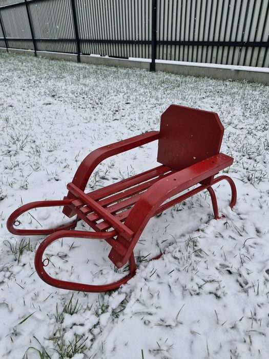 Sanki. Solidne, czerwone