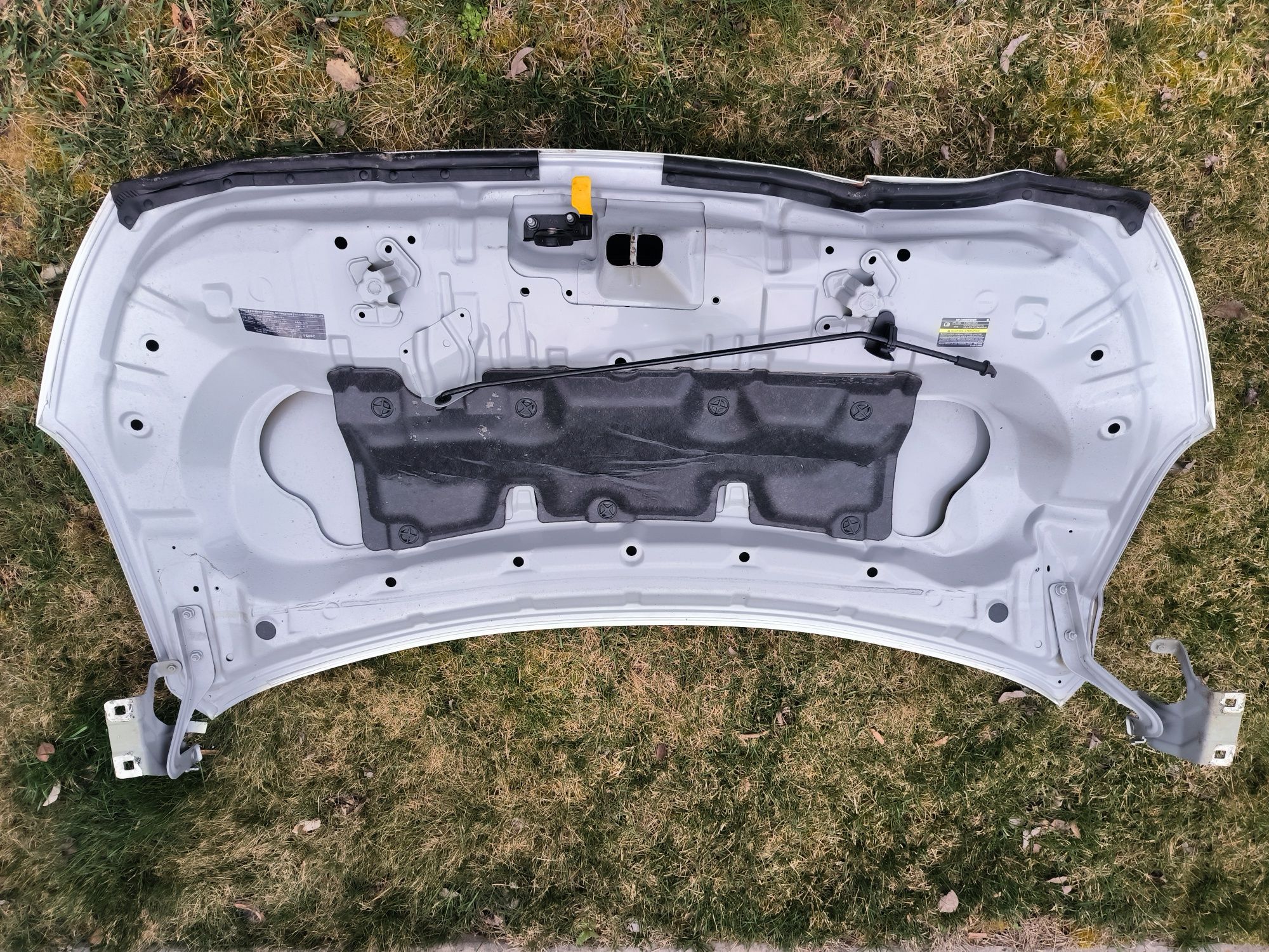 Nissan leaf капот