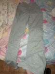 calça cinzenta elástica