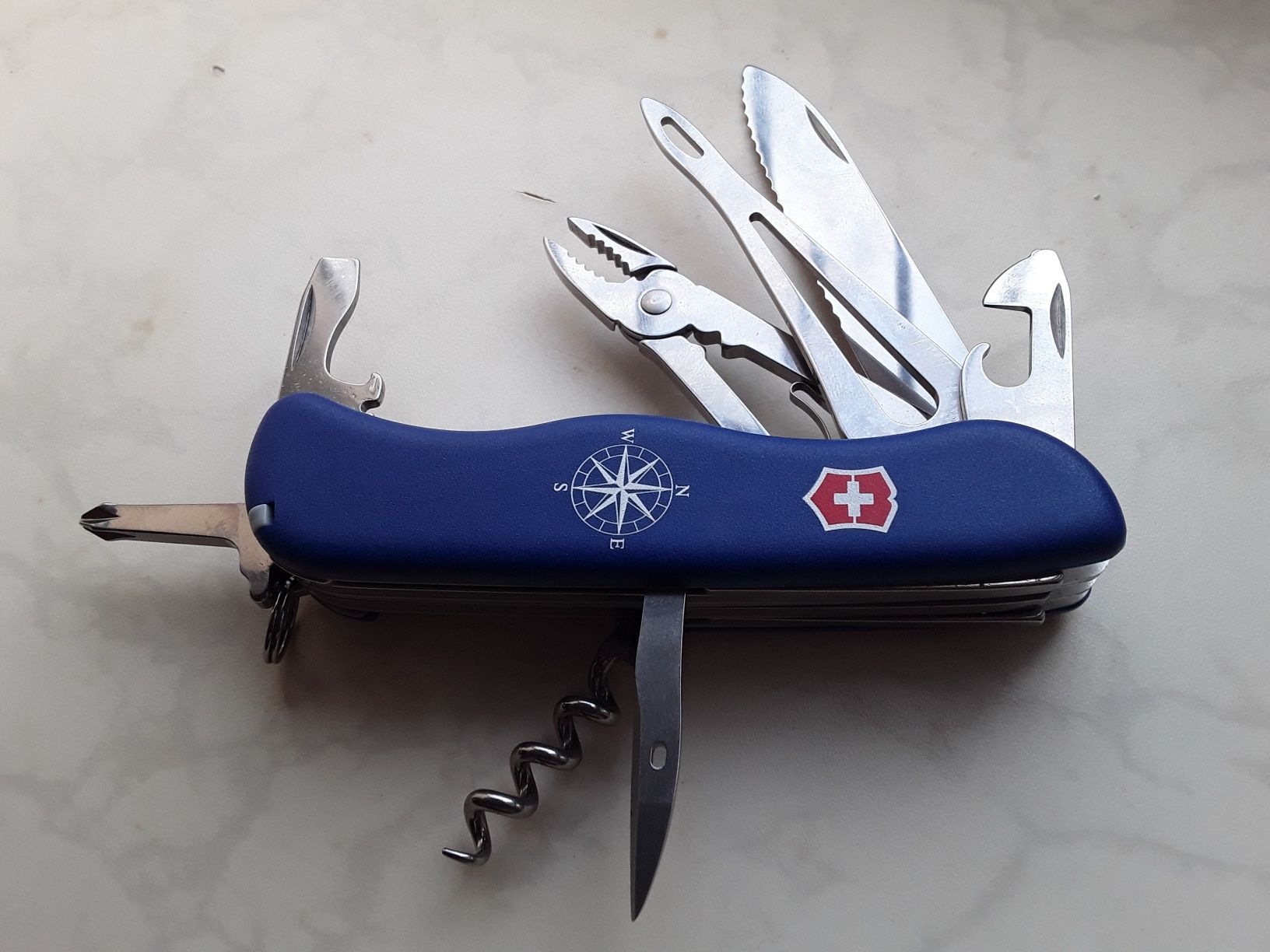 Нож VICTORINOX Skipper blue 0.9093.2W новый, Швейцария, оригинал.