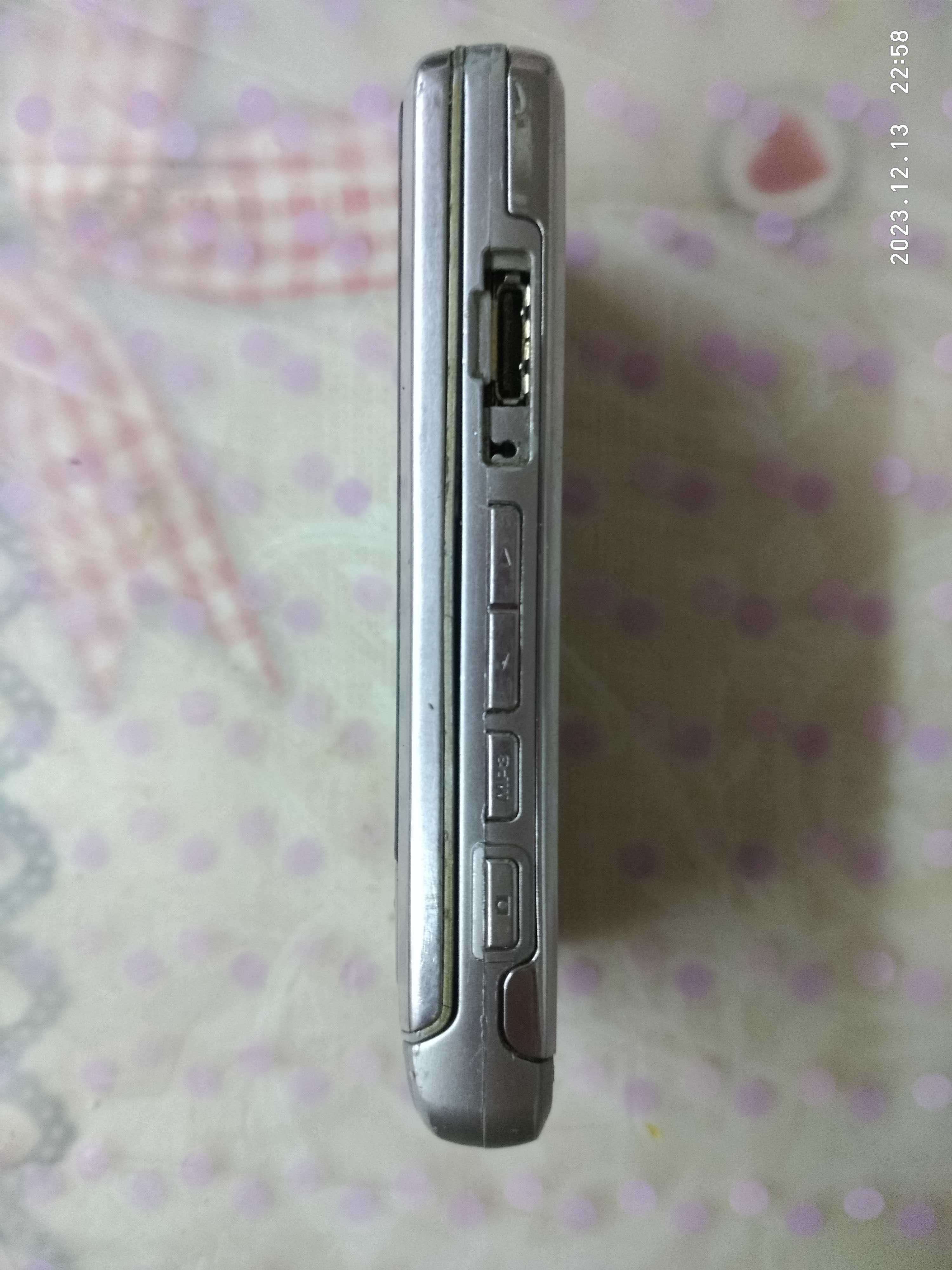 Мобильный телефон-слайдер LG KE970 + ЗУ LG