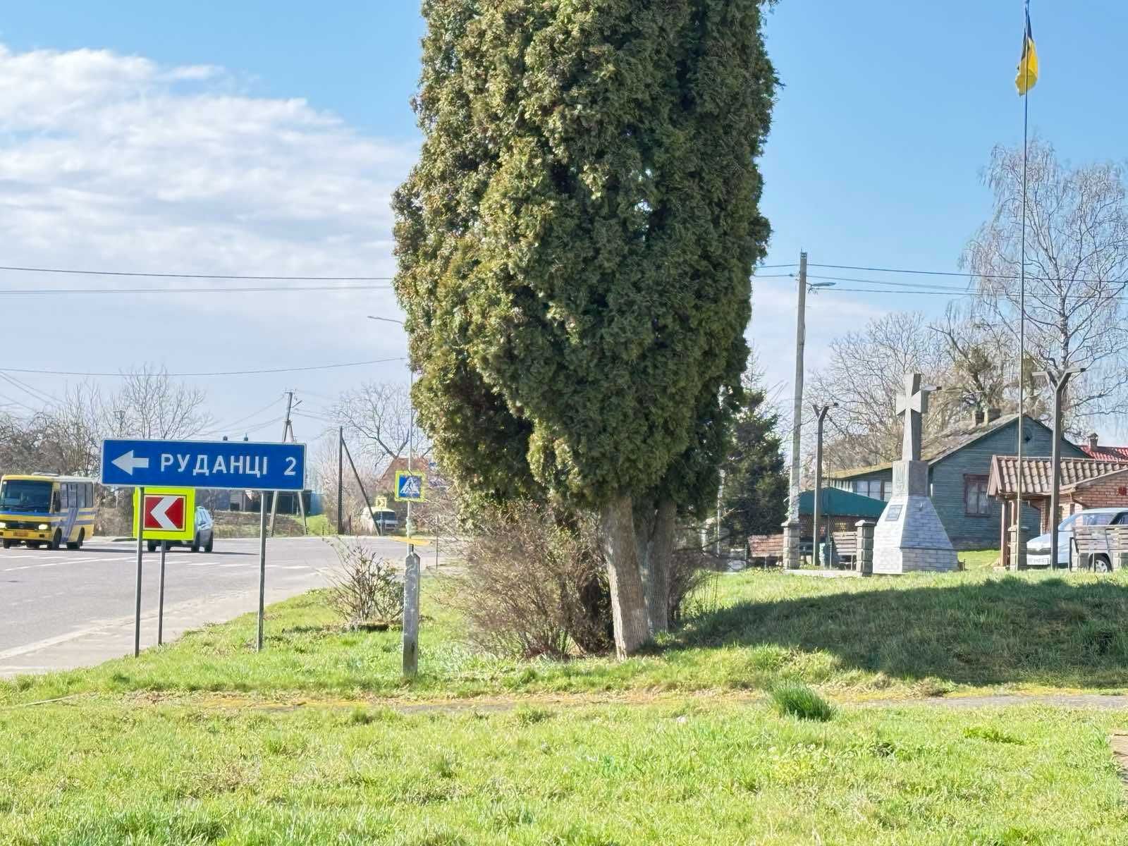 Продаж житлового будинку з ділянкою в центрі Ременова