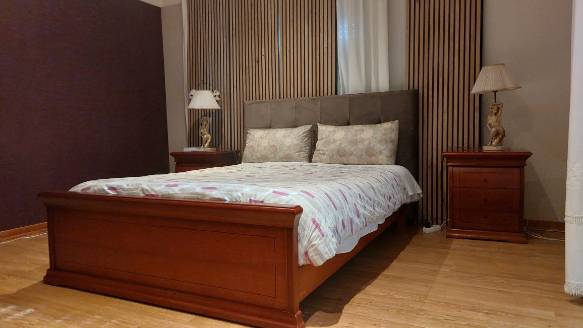 Cama de casal 200 x 1,60 com e mesas de cabeceira