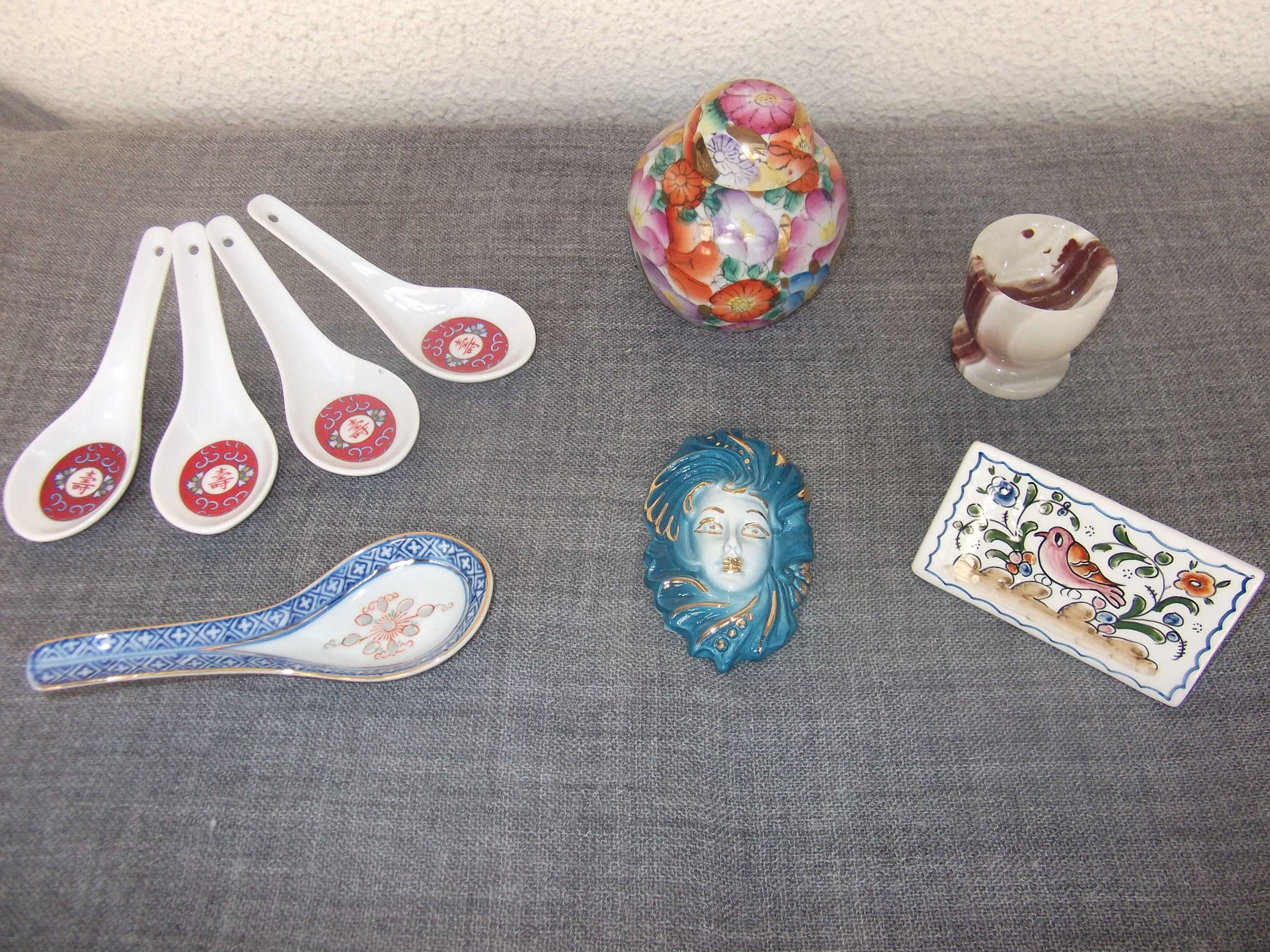 Várias peças em porcelana e pedra / Several items in porcelain & stone