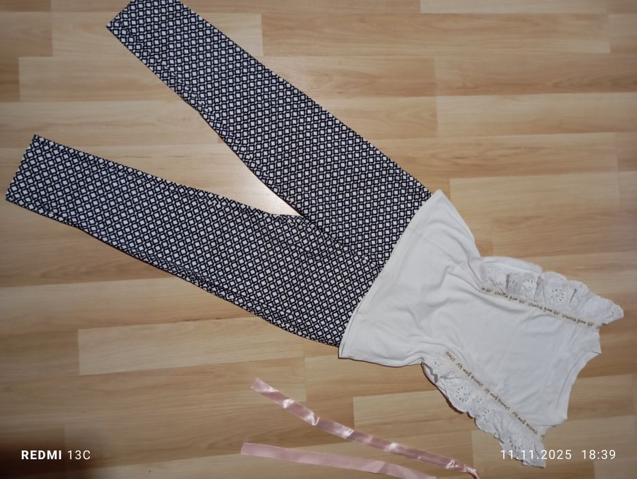 Штани 34.  HM. Футболка з рюшами