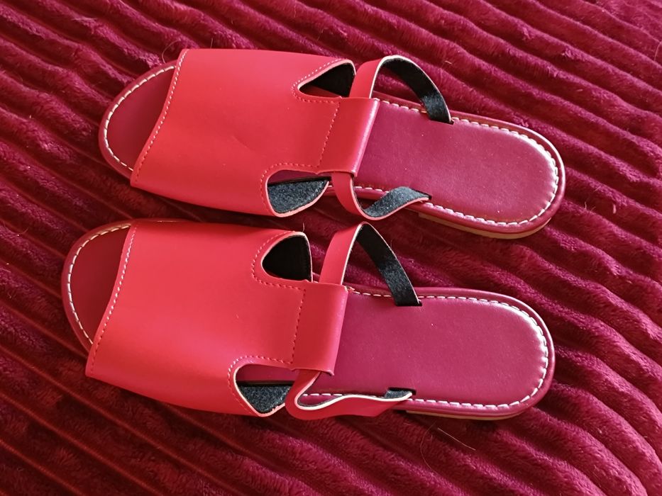 Sandálias planas vermelhas, novas 38