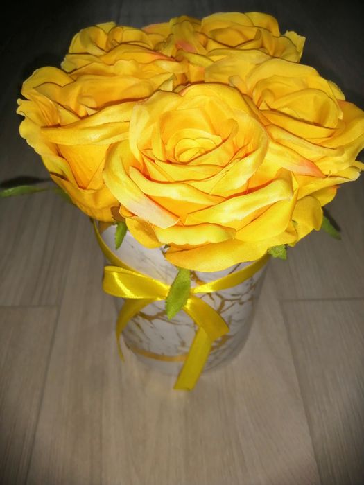 Flowerbox ze sztucznych kwiatów