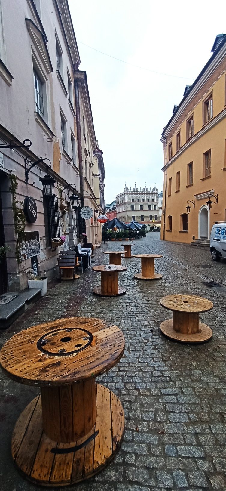 Stoły z bębnów po kablach do lokali gastronomicznych i nie tylko