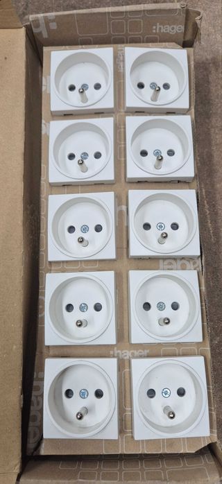 Systo Gniazdo pojedyncze białe z uziemieniem 45x45mm HAGER WS100 12szt