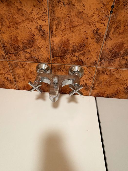 Szafka łazienkowa z umywalką i lustrem