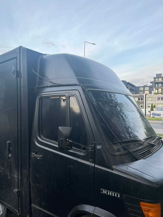 Mercedes 308 D-food truck z pełnym wyposażeniem