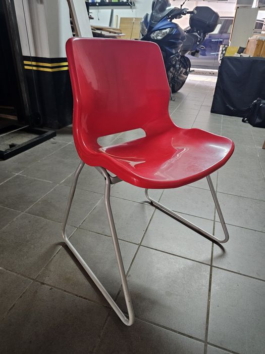 Cadeira vermelha ikea