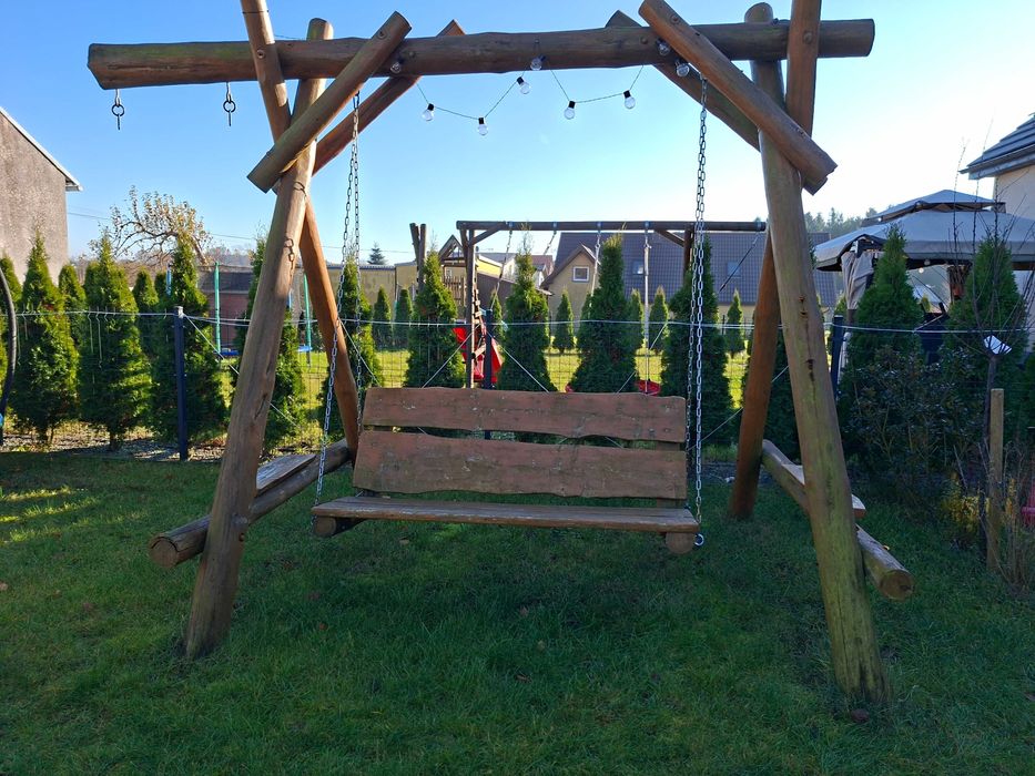 Drewniana solidna huśtawka ogrodowa