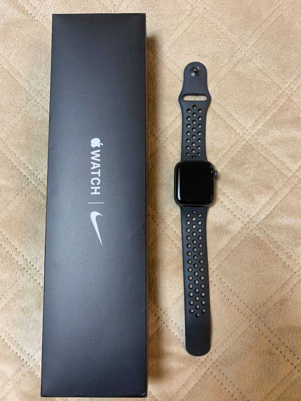 Смарт годинник / Apple Watch Nike SE GPS 40mm / чорний Nike Sport