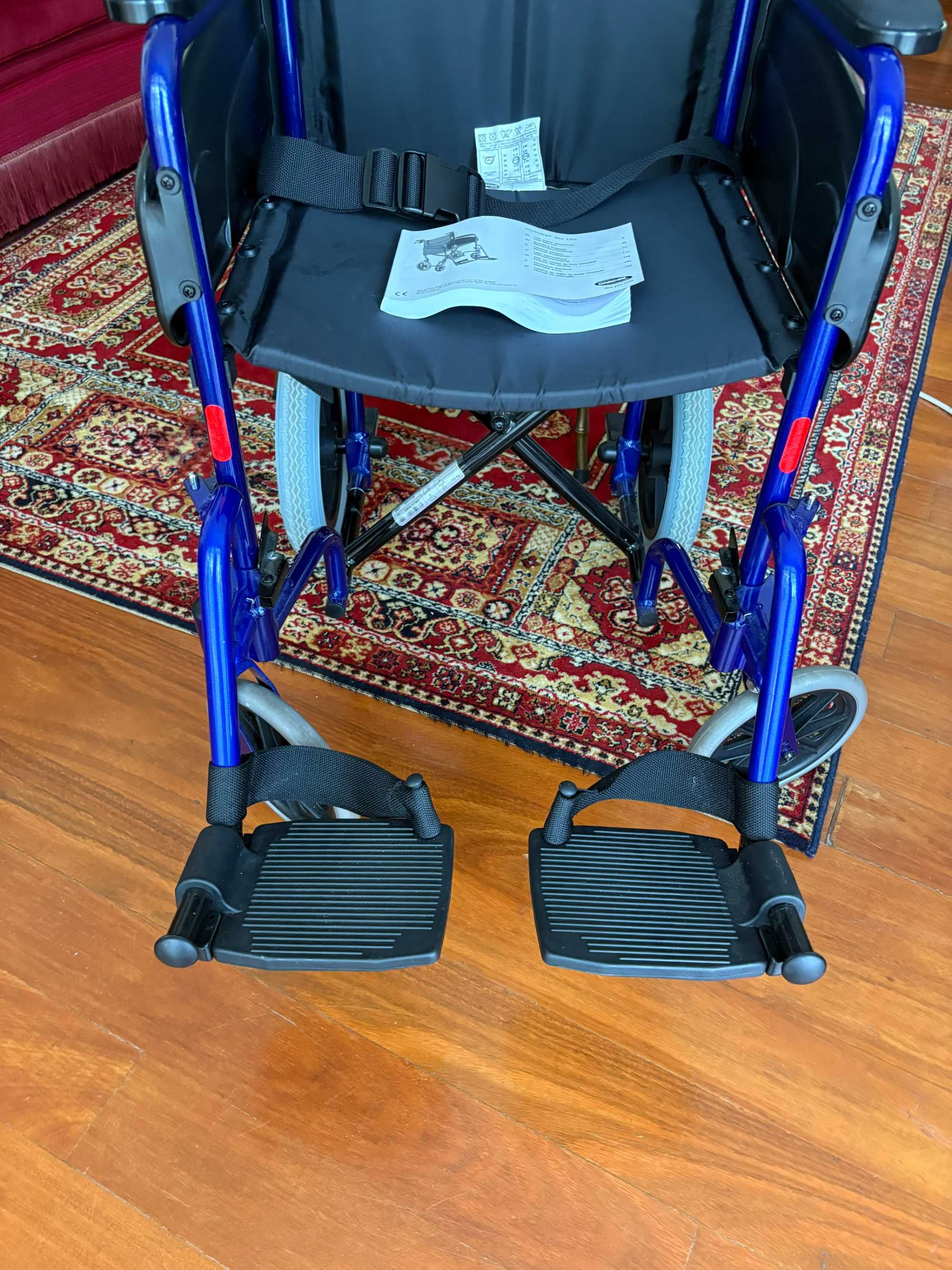 Vendo cadeira de rodas dobrável Invacare Alu Lite - como nova