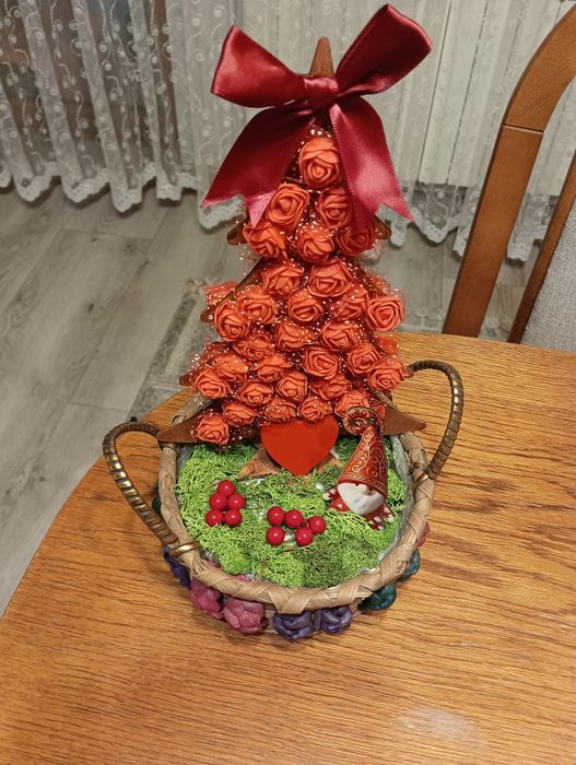 Świąteczna choinka w koszyku naturalnym