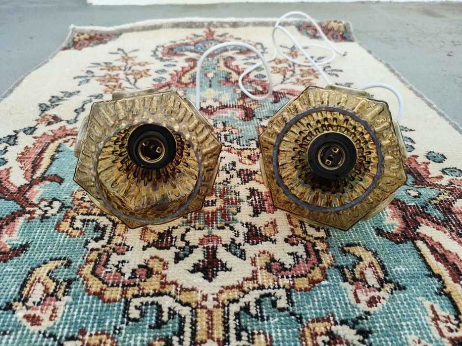 Par de candeeiros de vidro suspensos em verde âmbar. Vintage