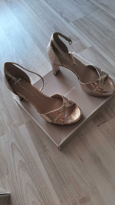 Sandały złote na obcasie Tamaris