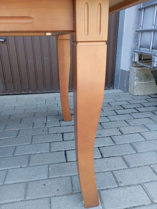 Drewniany stół do salonu
