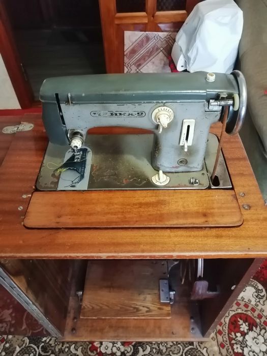 Швейная машинка Чайка 2.