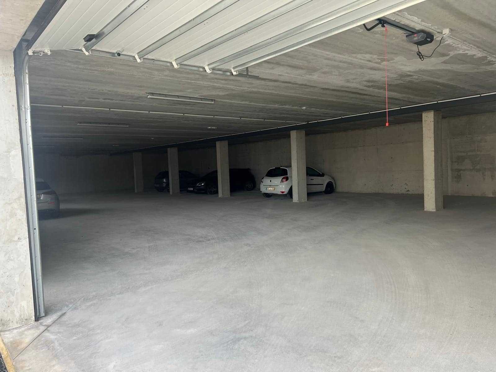 Aluguer Armazém serviços/comércio (500m2 + 450m2 de garagens)