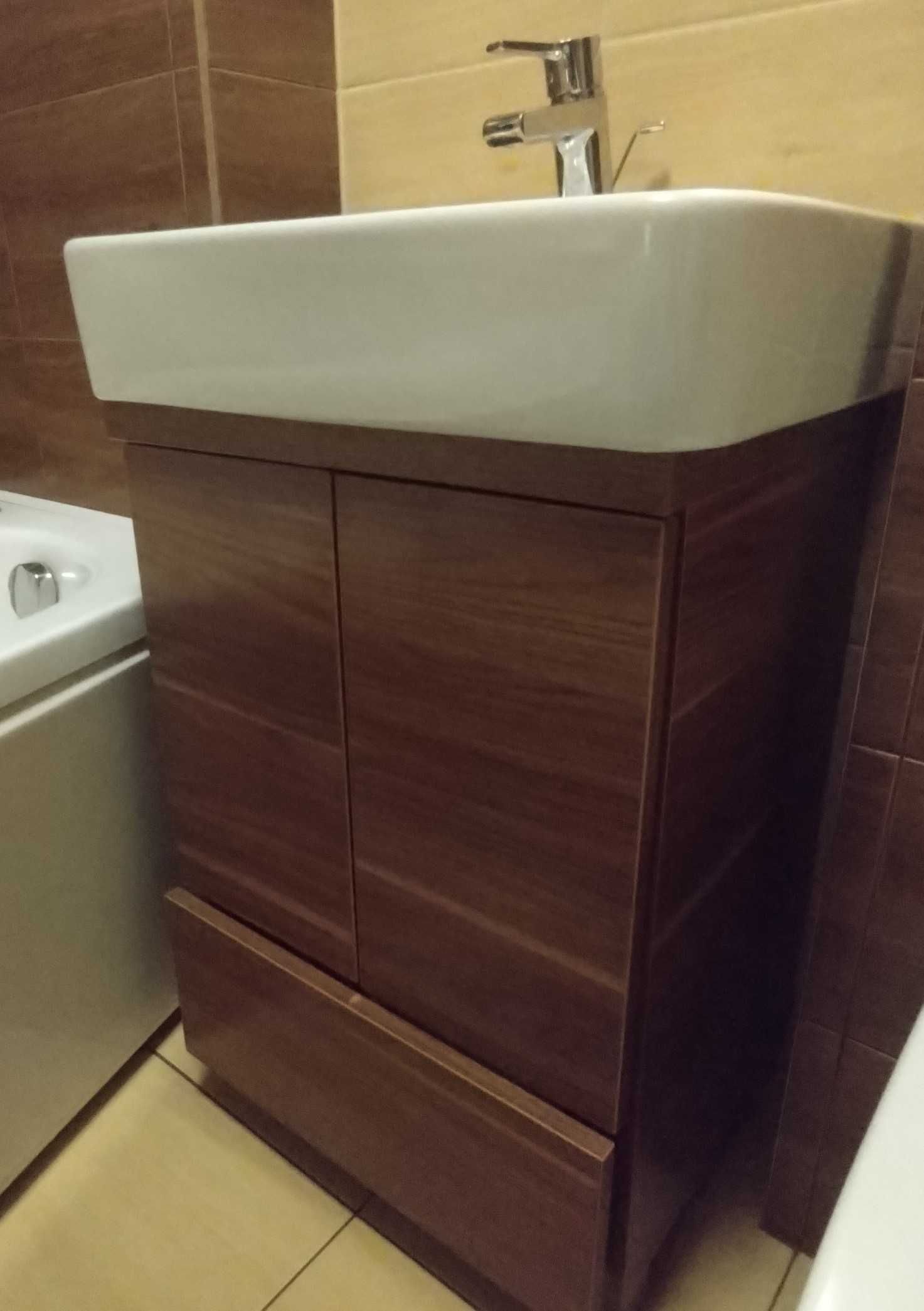 Sprzedam szafka na nóżkach 6 cm Szafka wisząca
