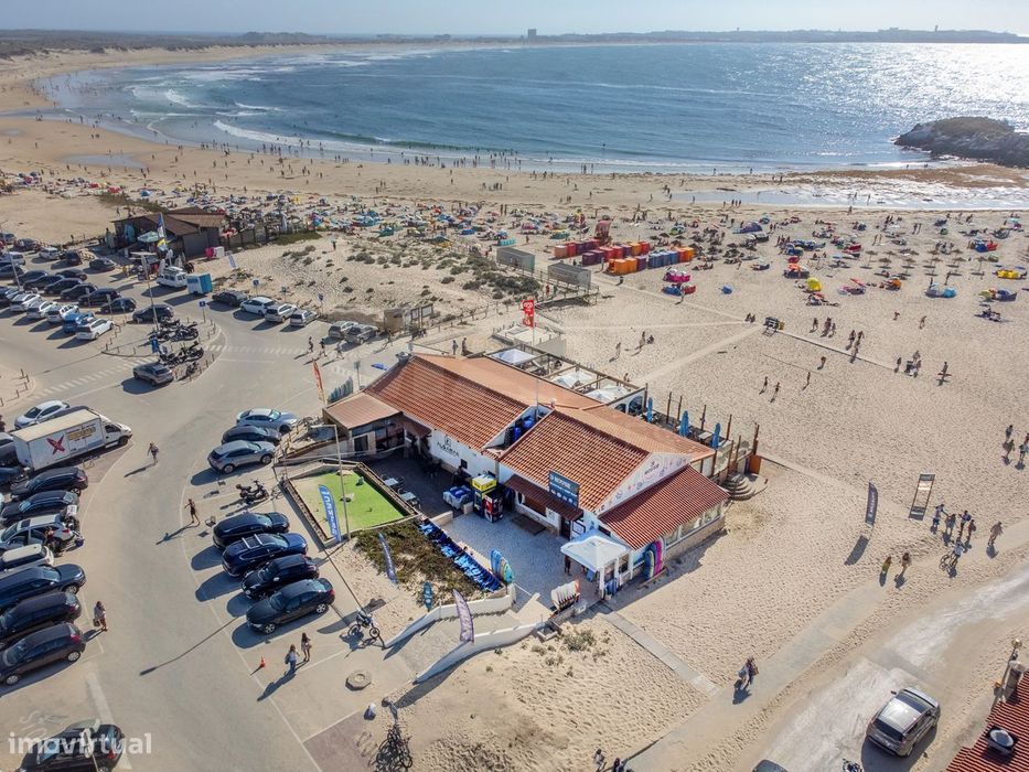Bar icónico licenciado na praia do Baleal, Portugal