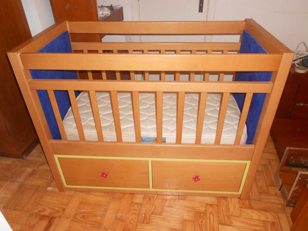 Cama bebé boa qualidade em azul e cor de rosa