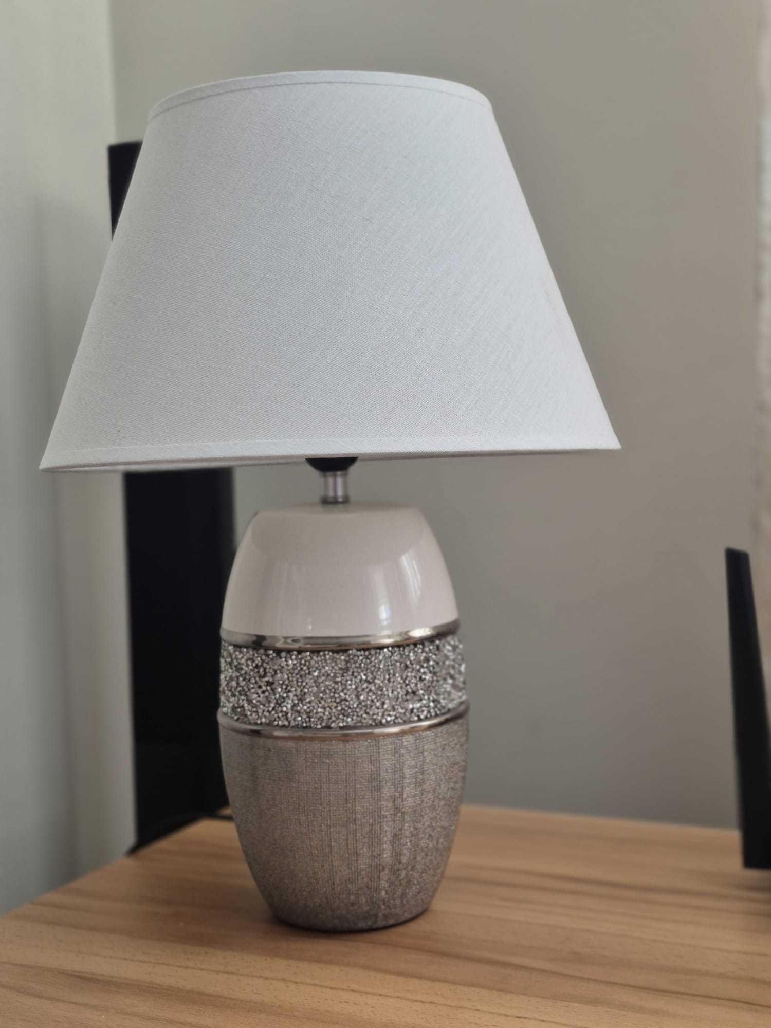 Wyposażenie salonu: wazony, patera i lampa
