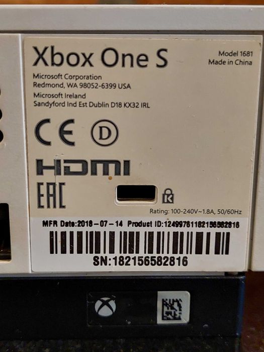 Konsola Microsoft XBOX ONE S 1TB 1681 napęd PAD gry FIFA słucha plomba