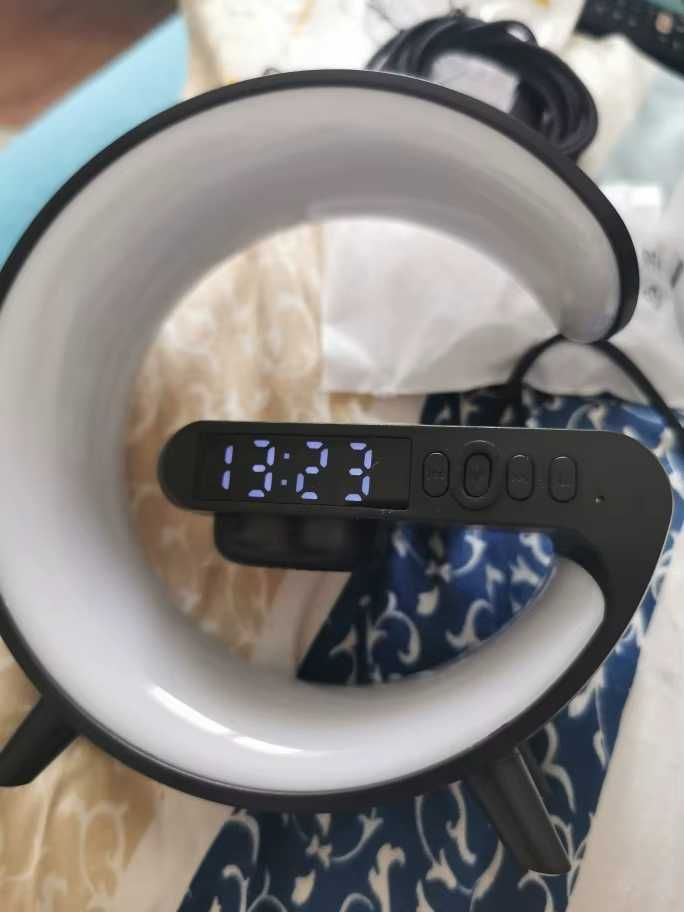 Despertador Inteligente com Luz RGB e Carregador Sem Fio