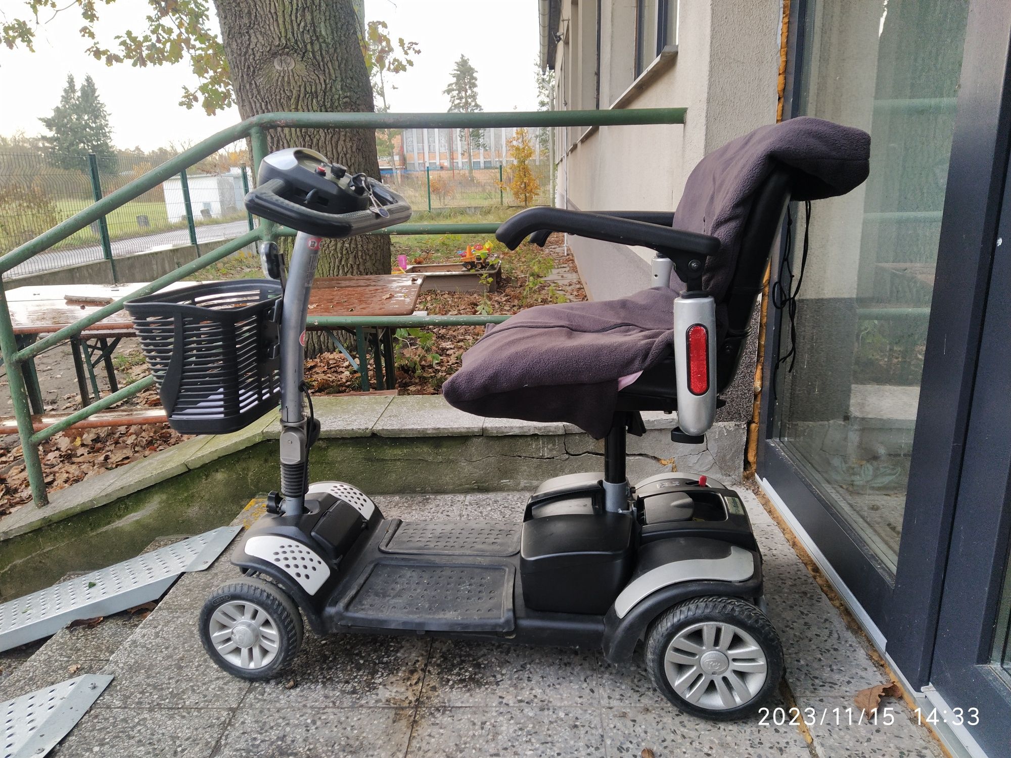 Електро скутер для людей похилого віку та людей з інвалідністю.