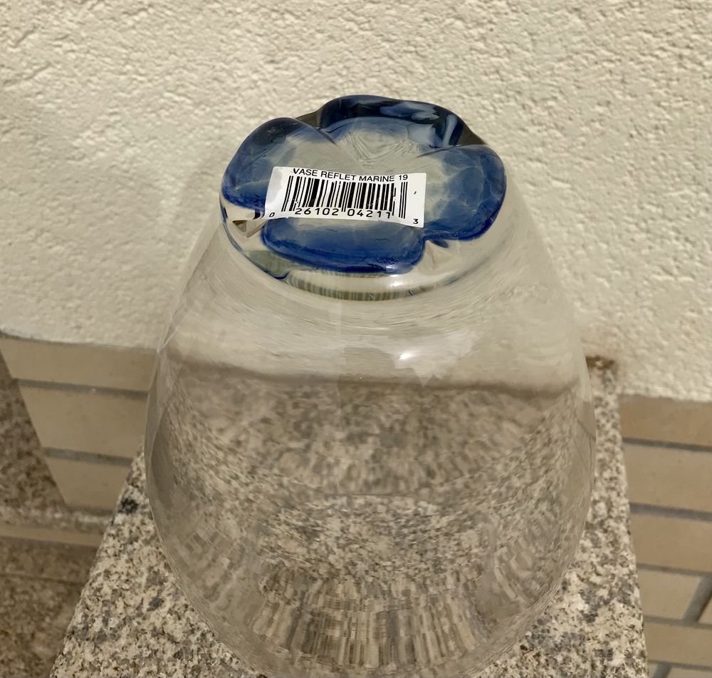 Vaso com fundo azul marinho