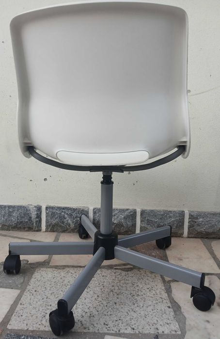 Cadeira ikea  com rodas